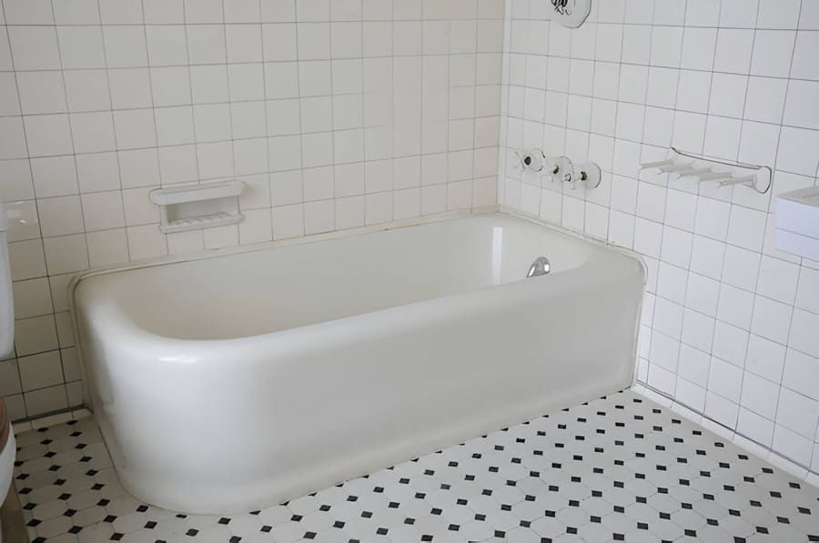 When to Reglaze vs When to Replace Tile, Bathtub